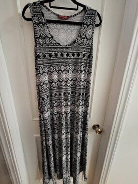 San Francisco Black & White Geometric Maxi Dress - Size Large